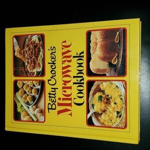 Vintage Betty Crocker's microwave cookbook circa 1981 Hardcover about 280 pages